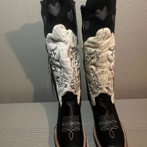 Leather boots with black and white heart design